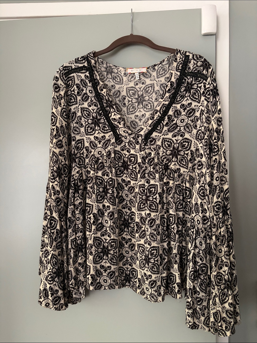 Eri & Ali - women's v-neck blouse top, size L, rayon
